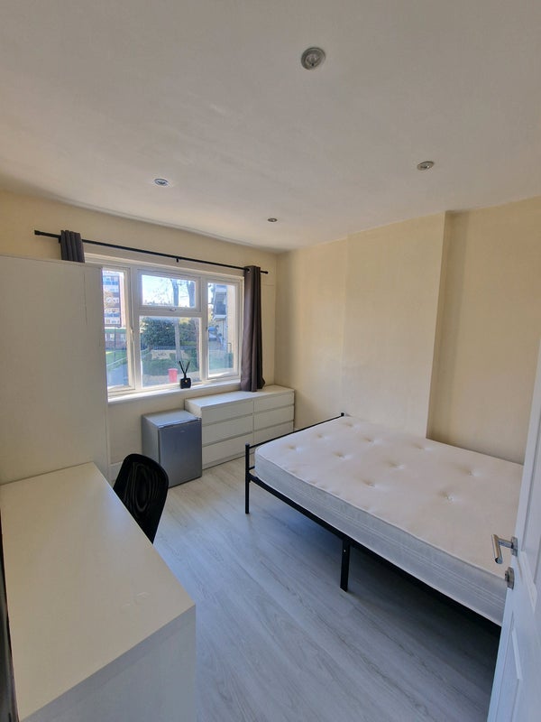 Room Buller Close in Greater London