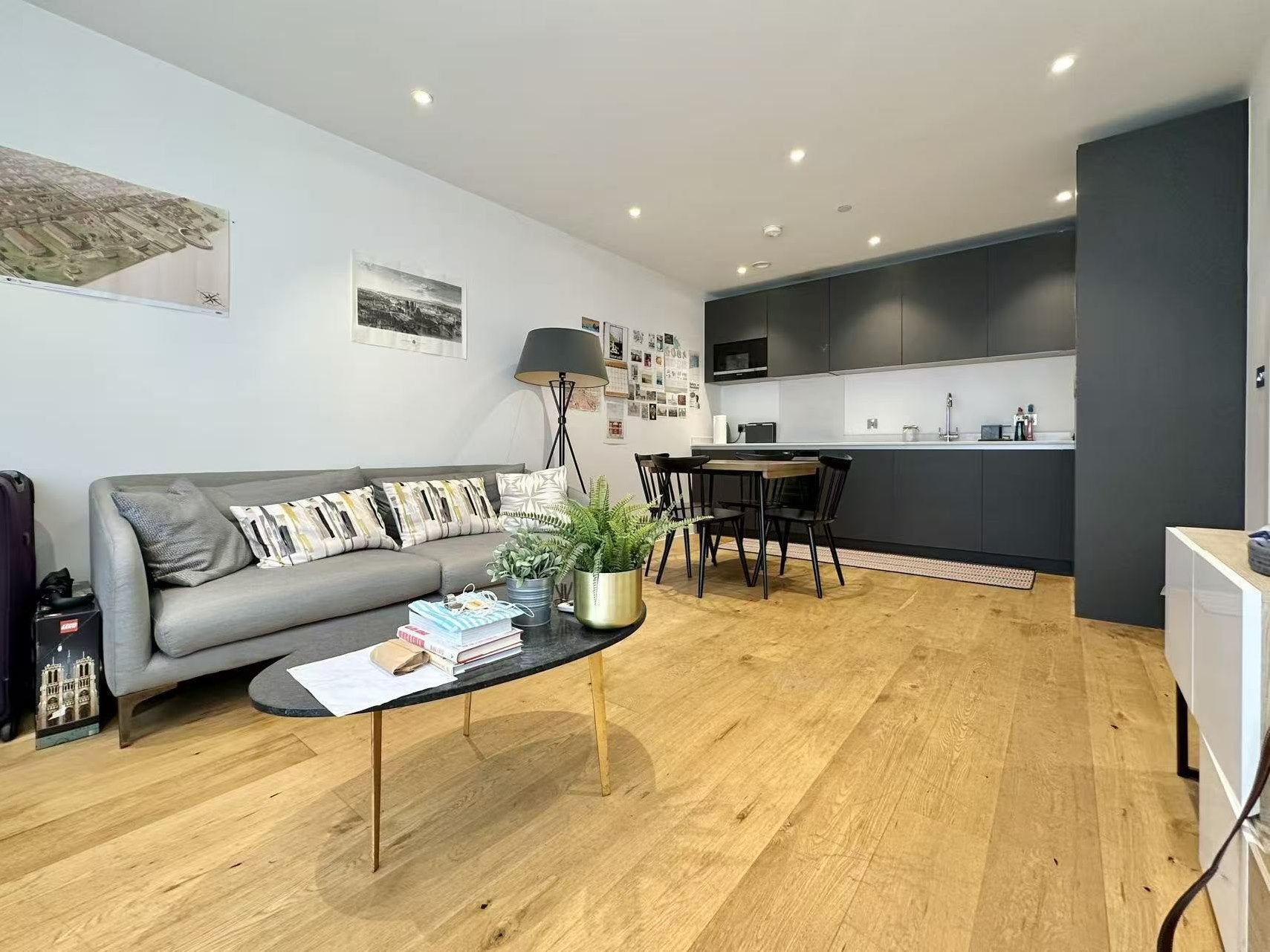 Flat Dock Street in Greater London