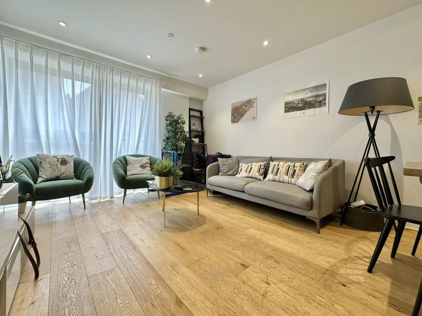 Flat Dock Street in Greater London
