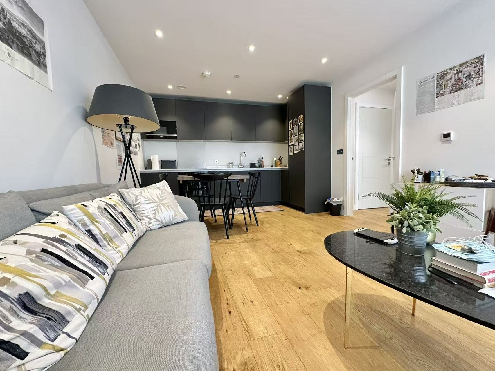 Flat Dock Street in Greater London