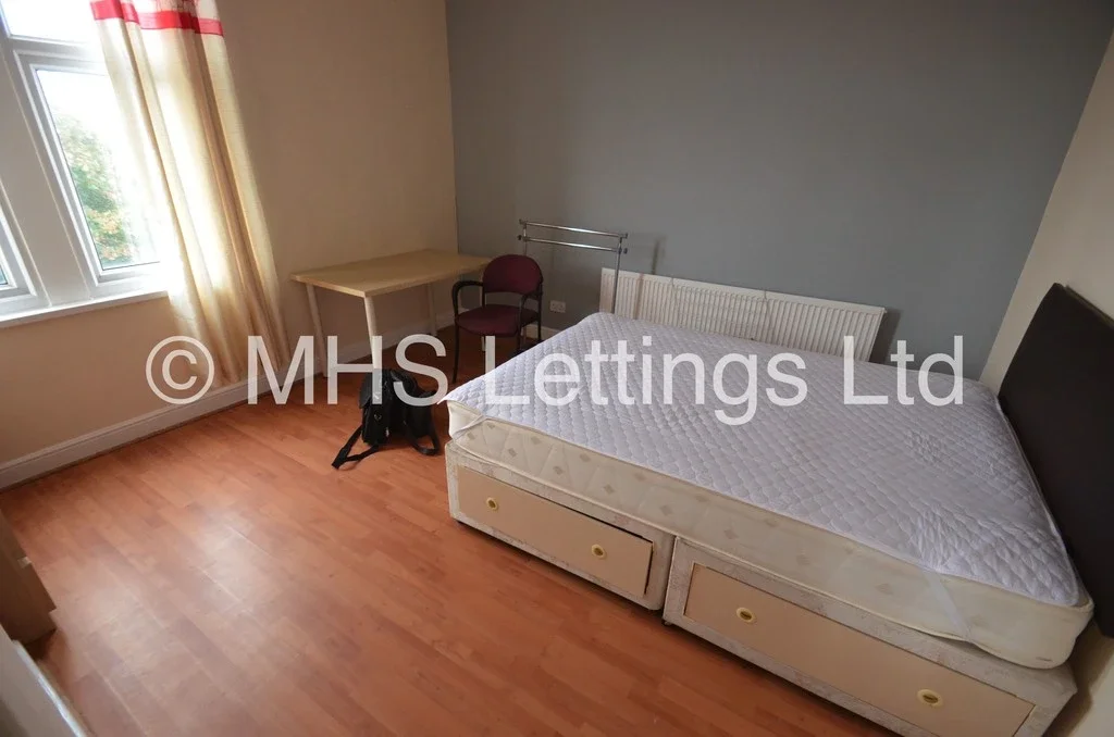 Room Back Hartley Grove in Leeds