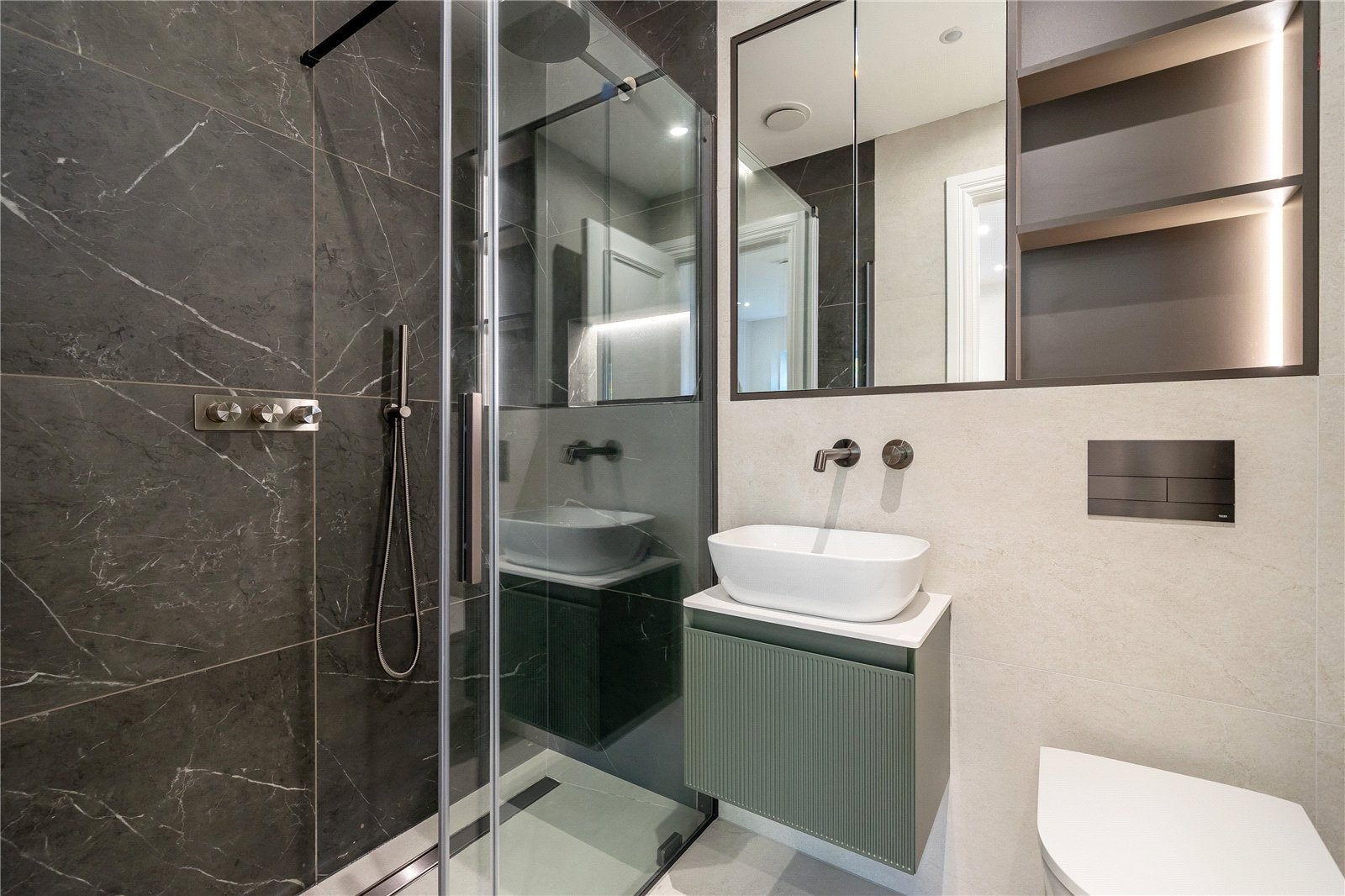 Flat Brondesbury Park in Greater London