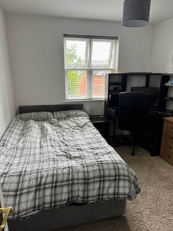 Flat Hadfield Close in Manchester