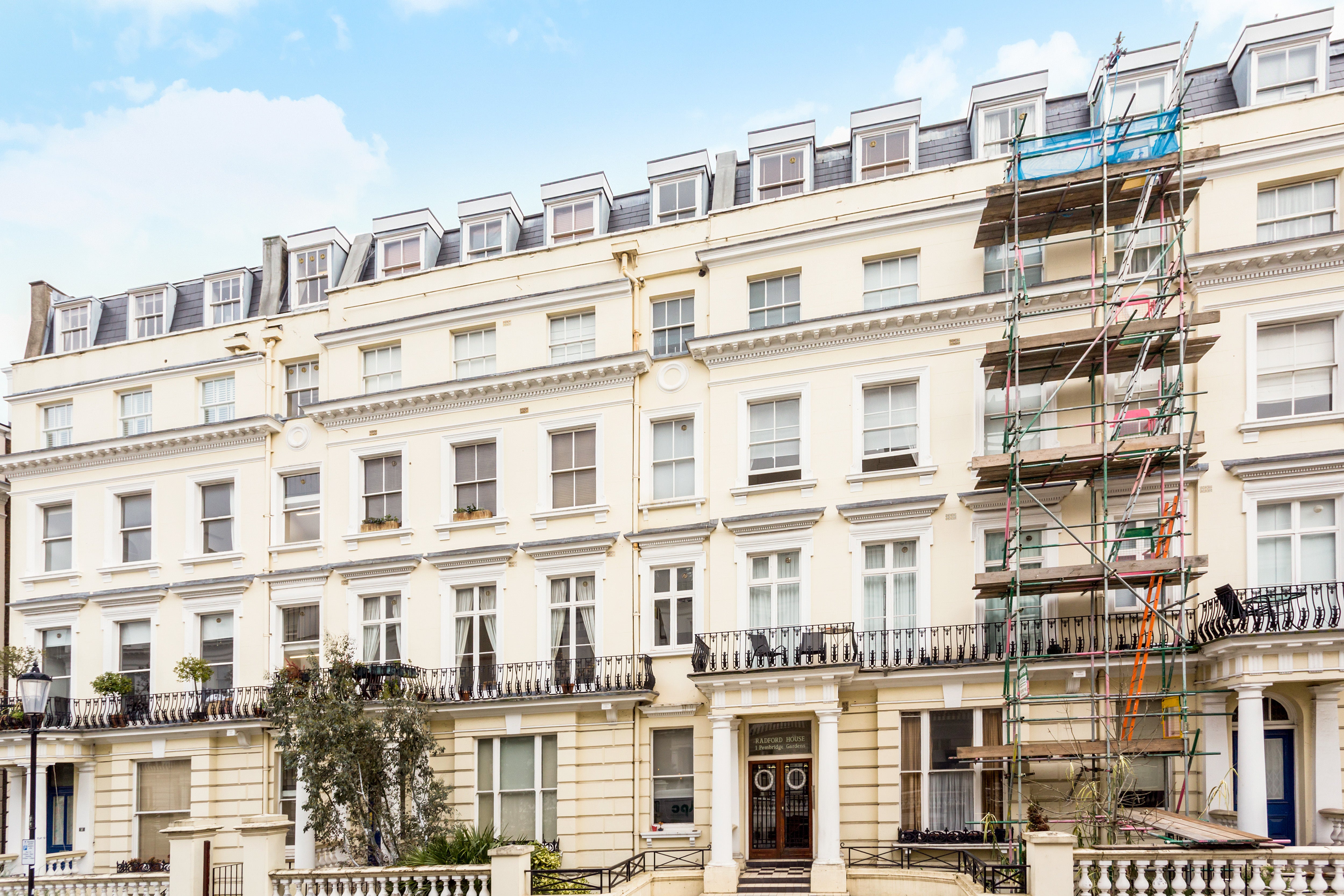 Flat Pembridge Gardens in Greater London