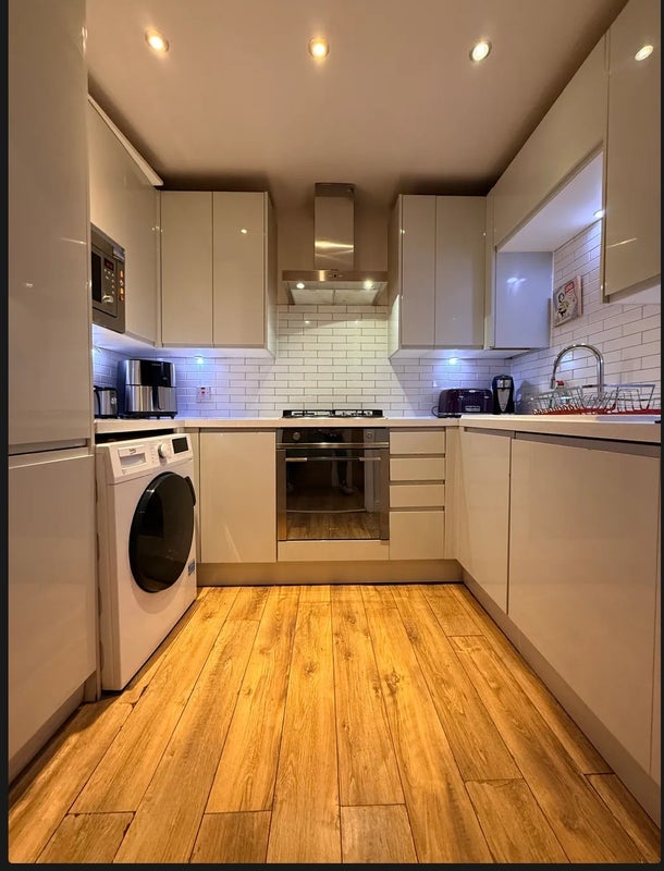 Room Newport Avenue in Greater London