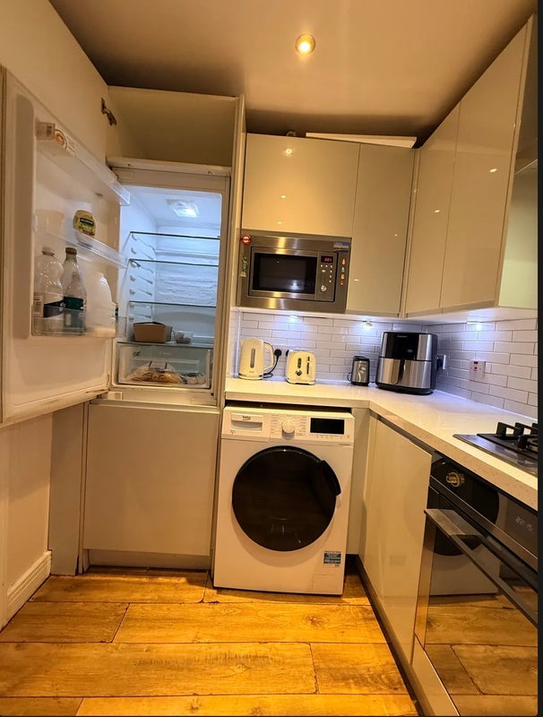 Room Newport Avenue in Greater London
