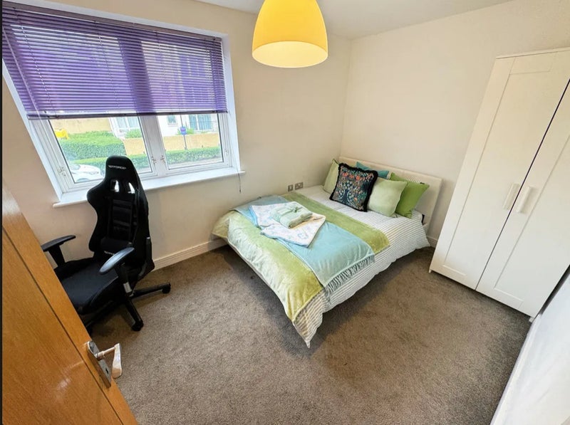 Room Newport Avenue in Greater London