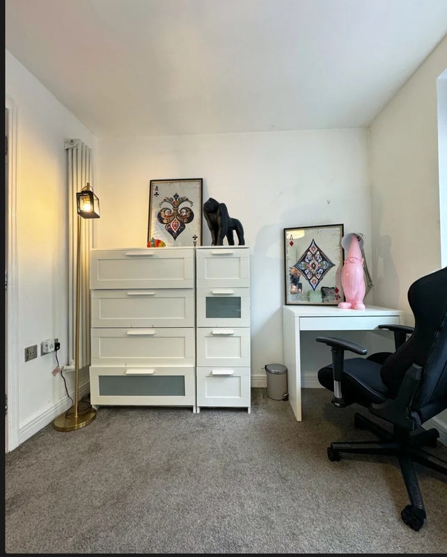 Room Newport Avenue in Greater London