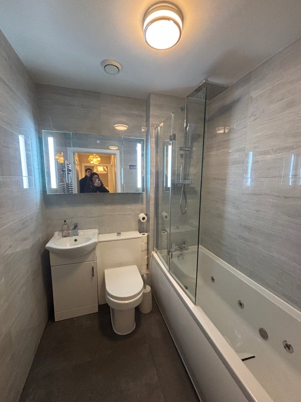 Flat Morris Court in Greater London