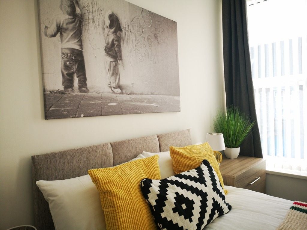 Room Cranbourne Street in Hull