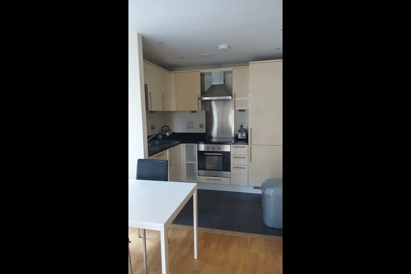 Flat Lincoln Plaza in Greater London