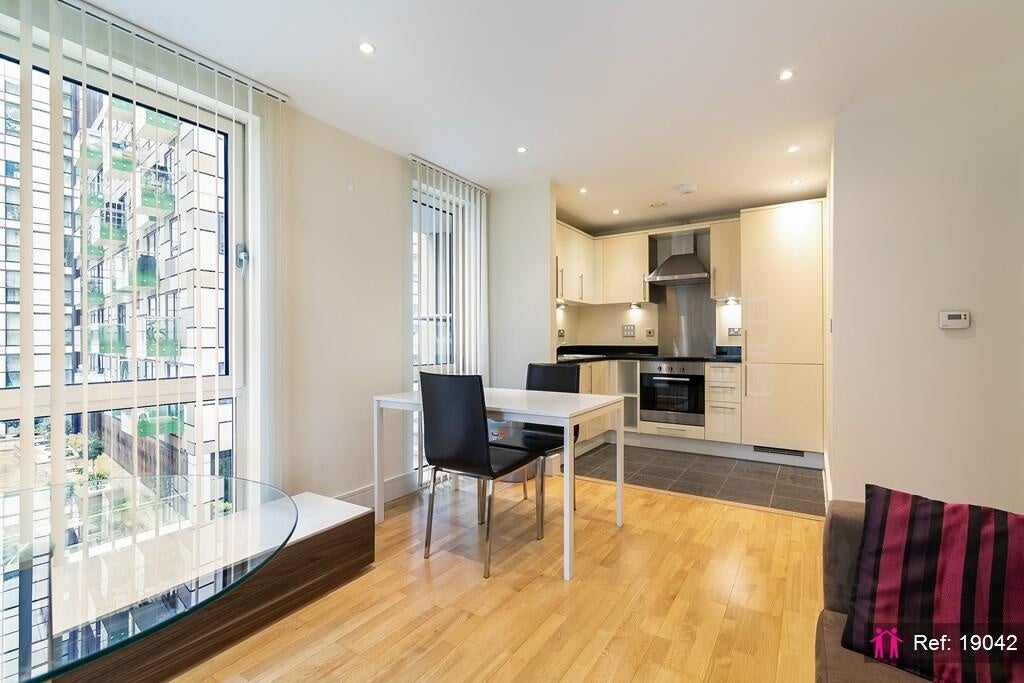 Flat Lincoln Plaza in Greater London