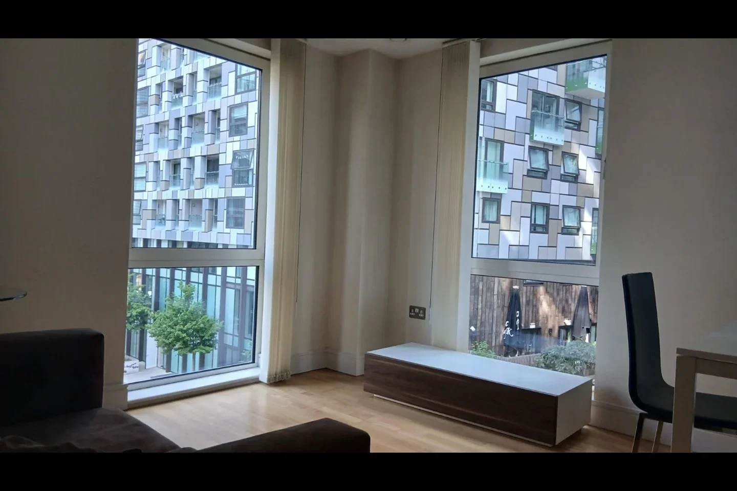 Flat Lincoln Plaza in Greater London