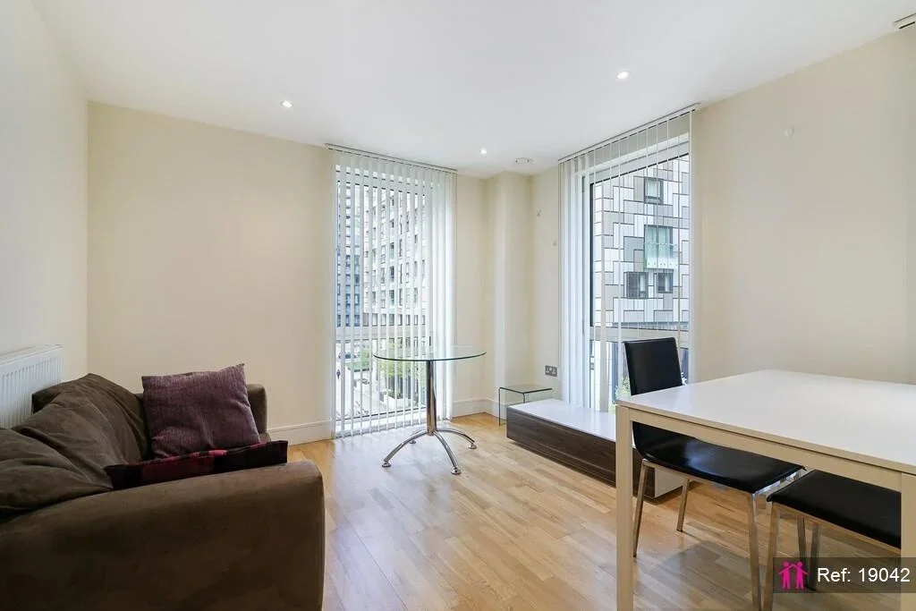 Flat Lincoln Plaza in Greater London