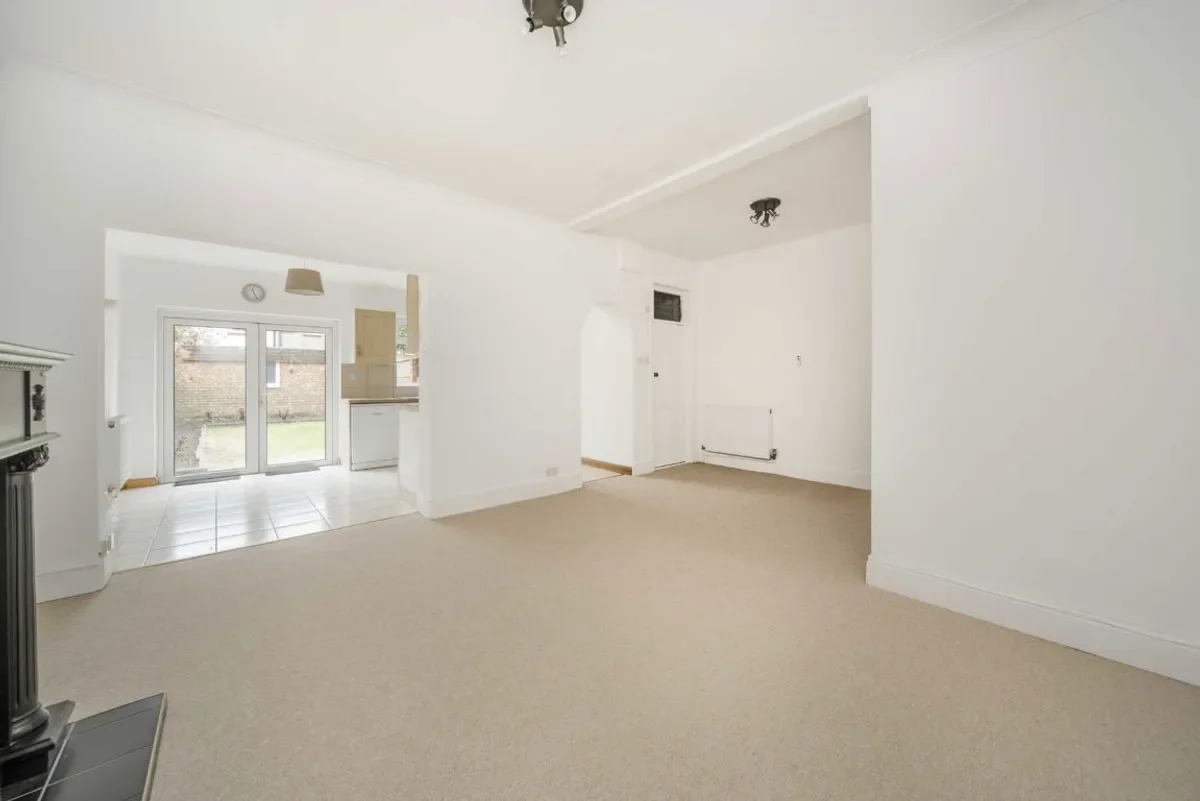 House Niagara Avenue in Greater London