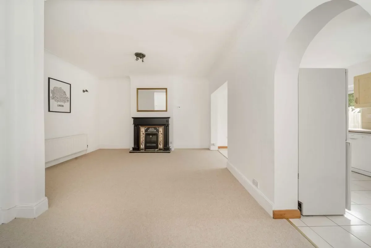 House Niagara Avenue in Greater London