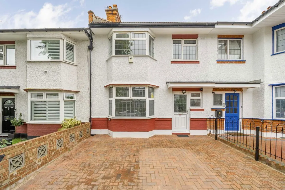 House Niagara Avenue in Greater London