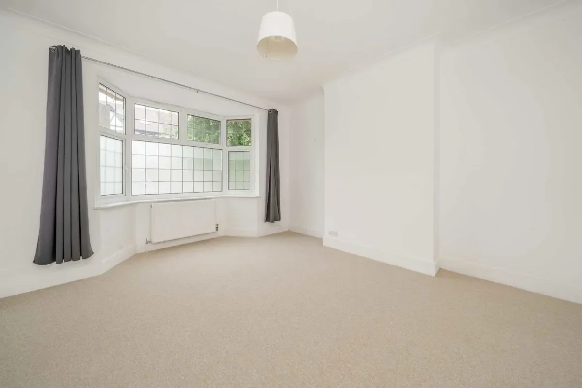 House Niagara Avenue in Greater London