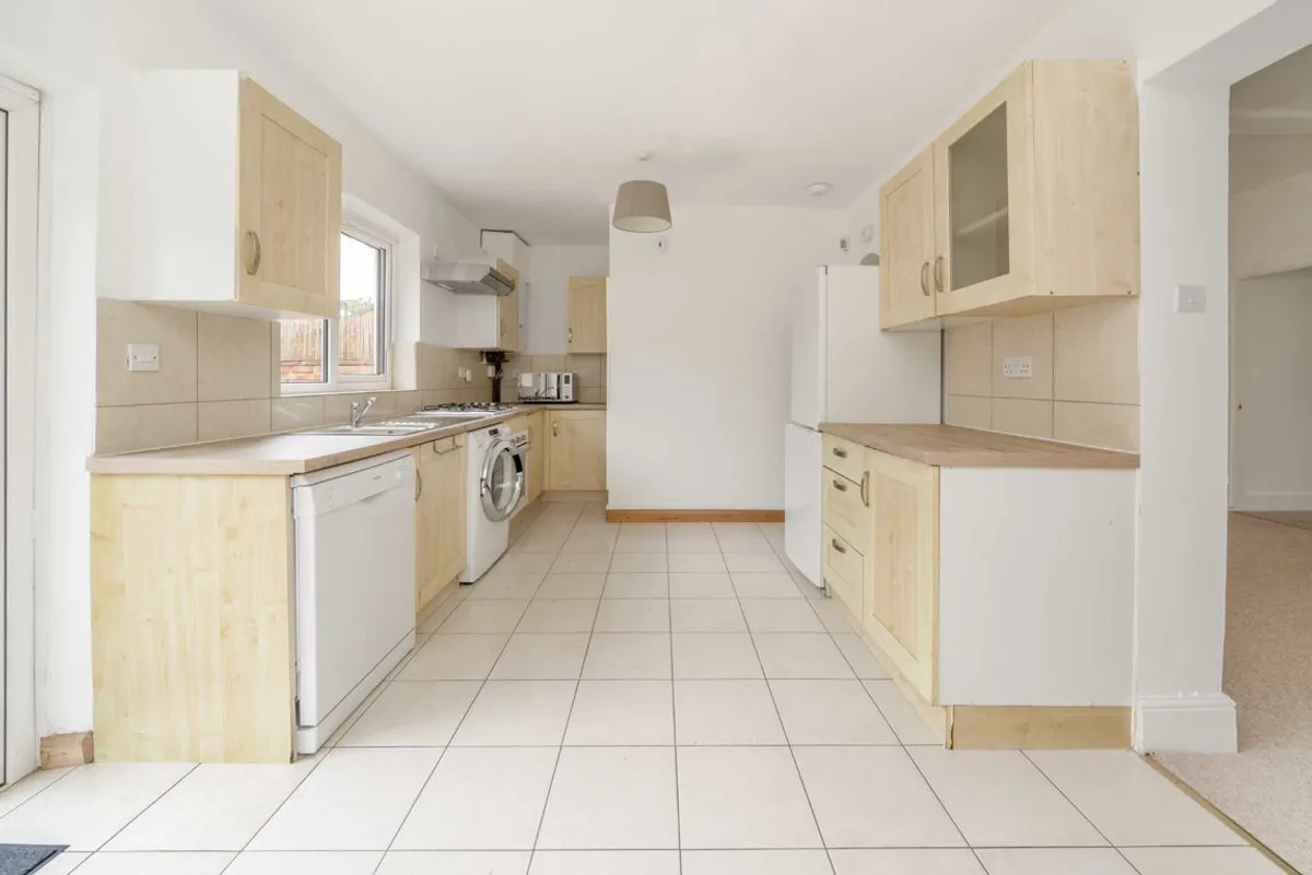 House Niagara Avenue in Greater London