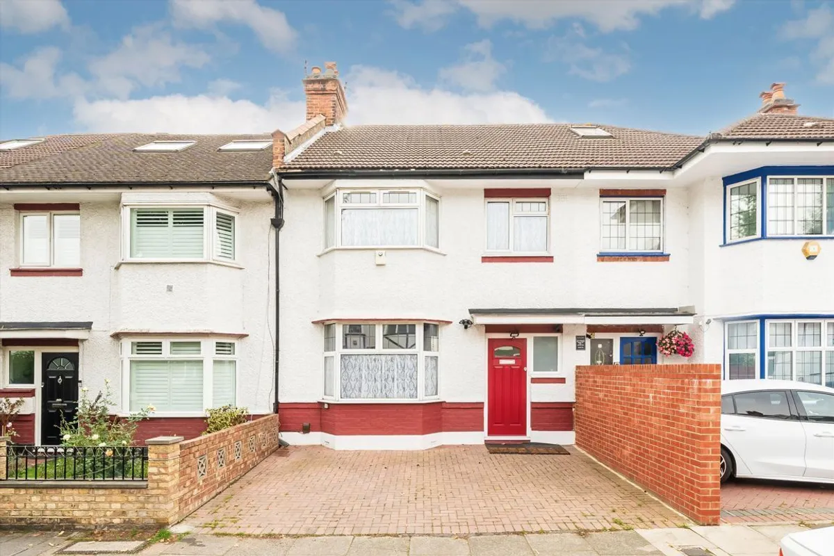 House Niagara Avenue in Greater London