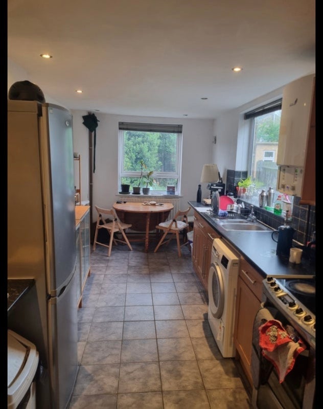 Room Leylang Road in Greater London