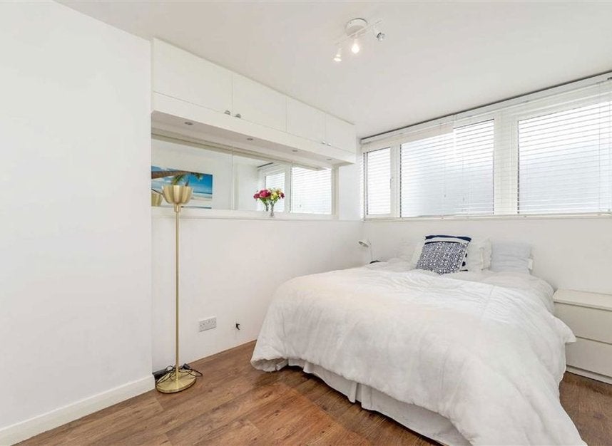 Flat Finborough Road in Greater London