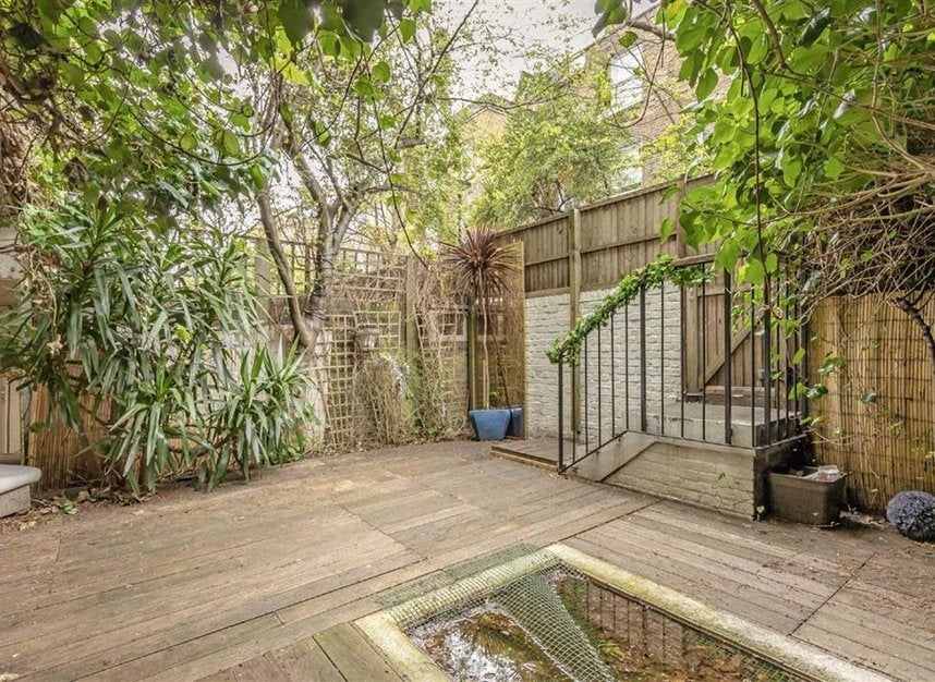 Flat Finborough Road in Greater London