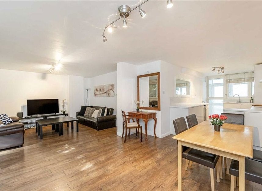 Flat Finborough Road in Greater London