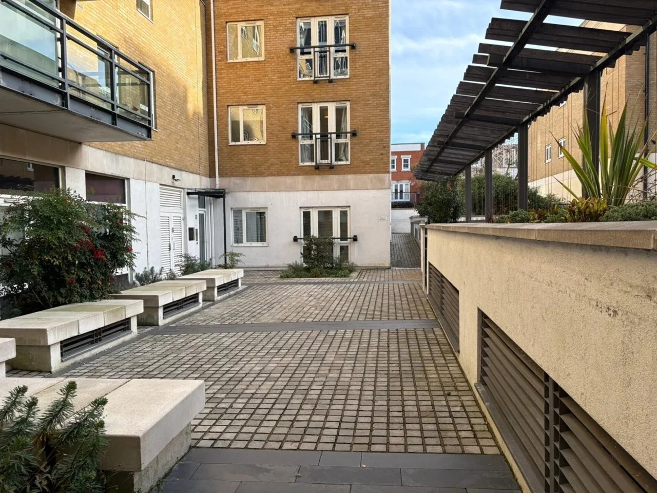 Flat Putney Bridge Road in Greater London