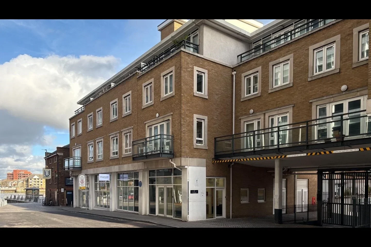 Flat Putney Bridge Road in Greater London