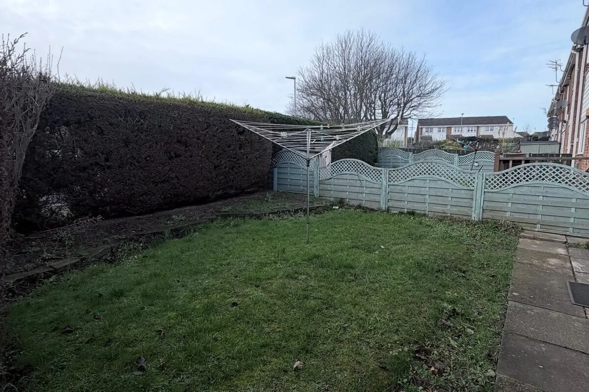 Flat Wentworth Grove in Hart Station