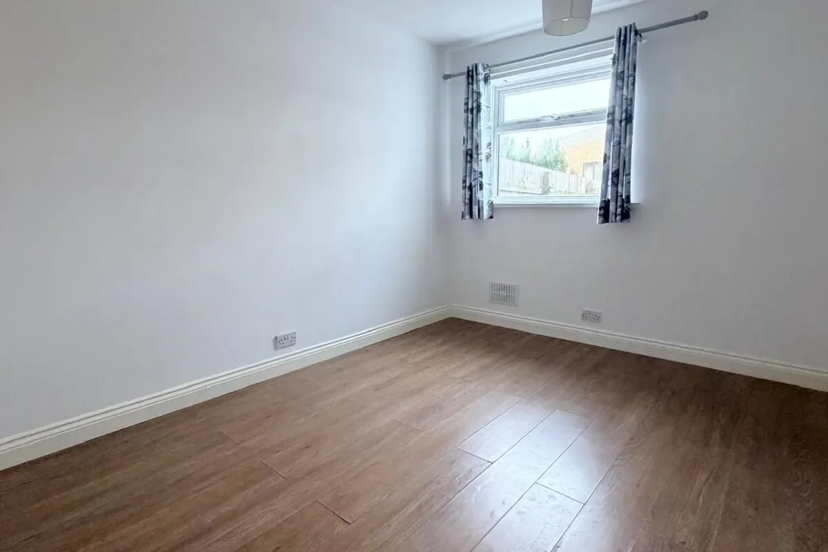 Flat Wentworth Grove in Hart Station