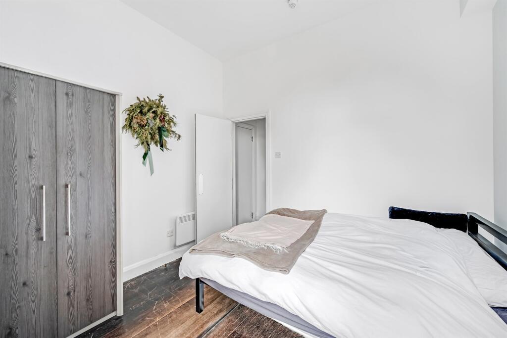 Flat Matheson Road in Greater London