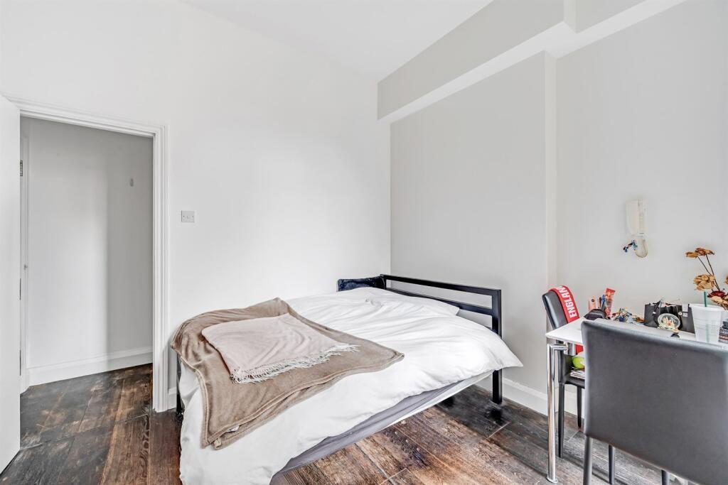 Flat Matheson Road in Greater London