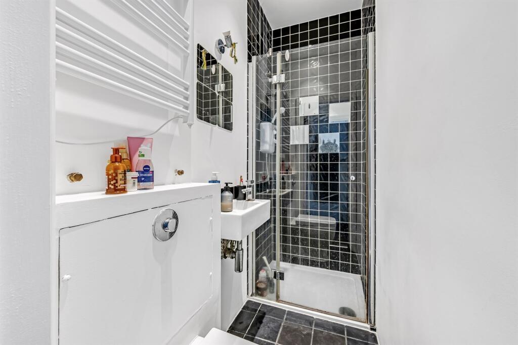 Flat Matheson Road in Greater London