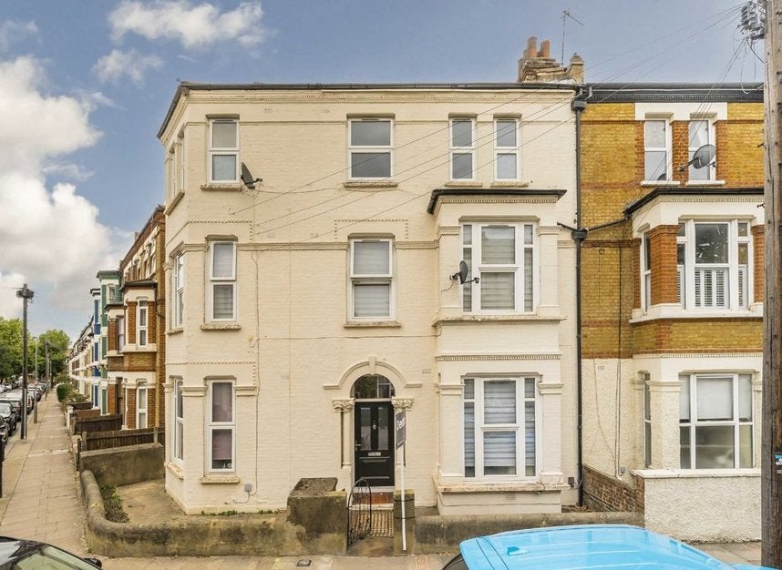 Flat Strathblaine Road in Greater London