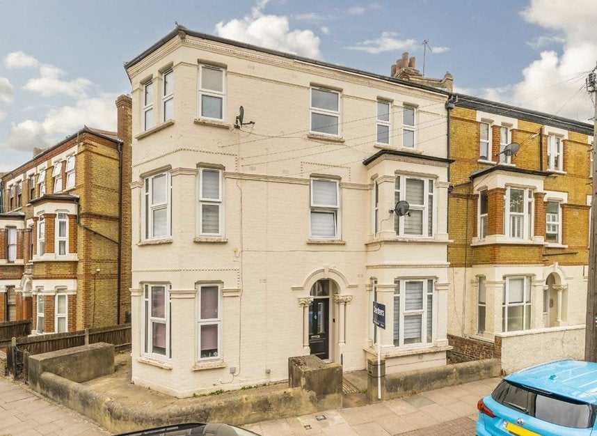 Flat Strathblaine Road in Greater London