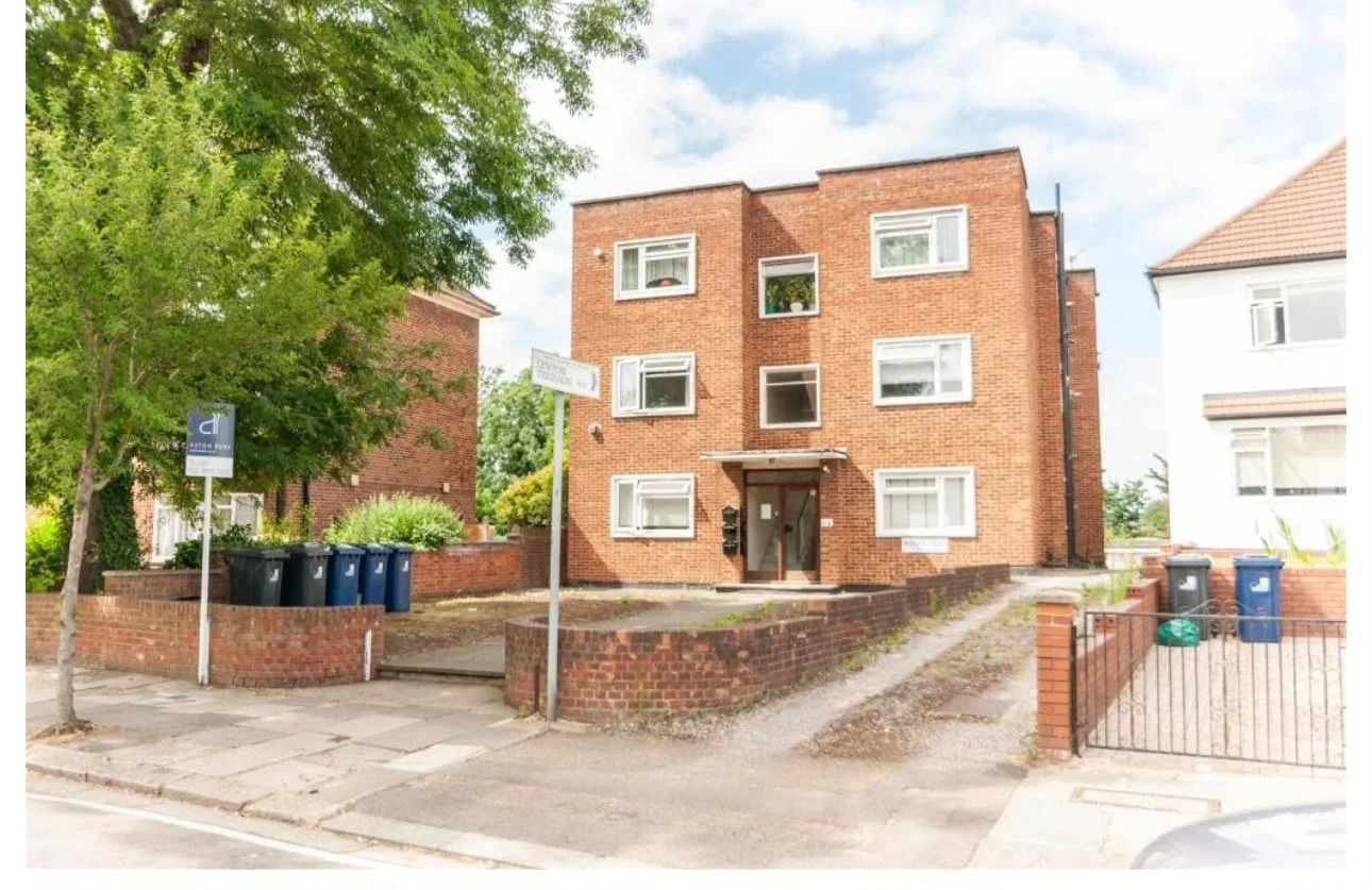 Flat Lynton Road in Greater London