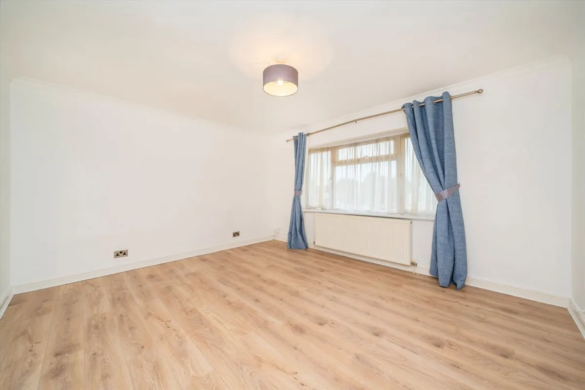 Flat Boston Manor Road in Greater London