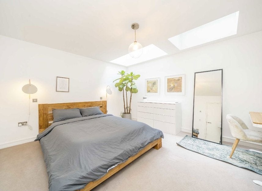 Flat Acton Lane in Greater London