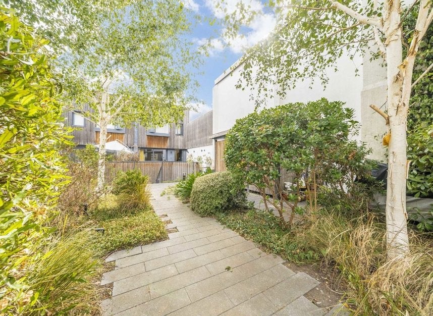Flat Acton Lane in Greater London