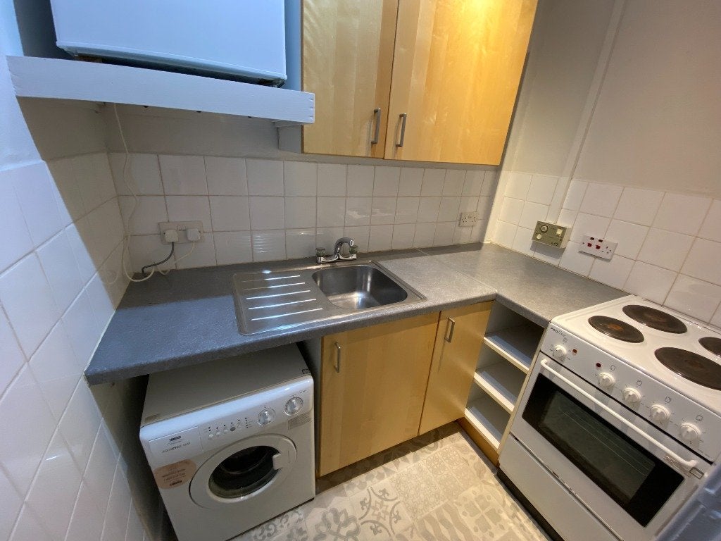 Flat Saughton Mains Gardens in City of Edinburgh