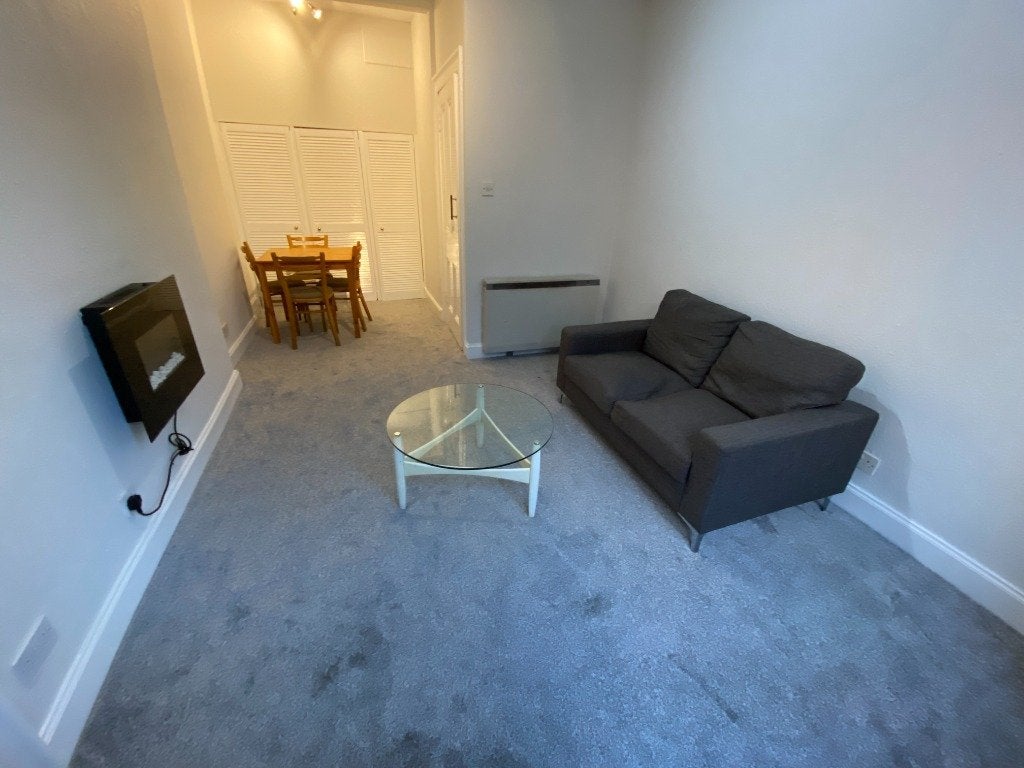 Flat Saughton Mains Gardens in City of Edinburgh