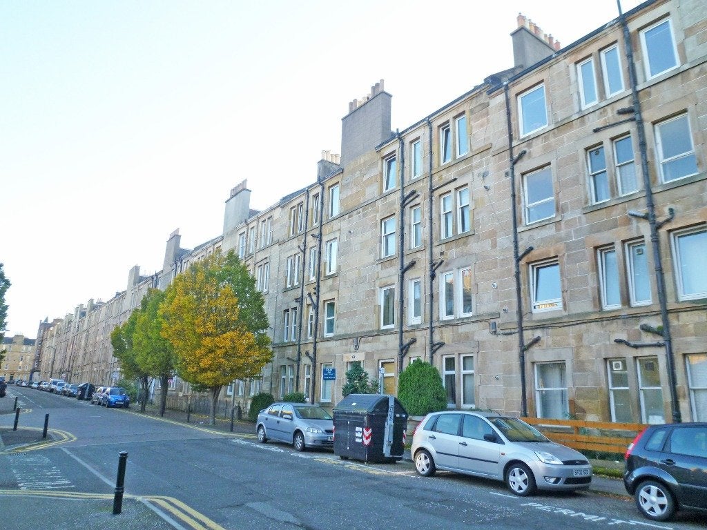 Flat Saughton Mains Gardens in City of Edinburgh