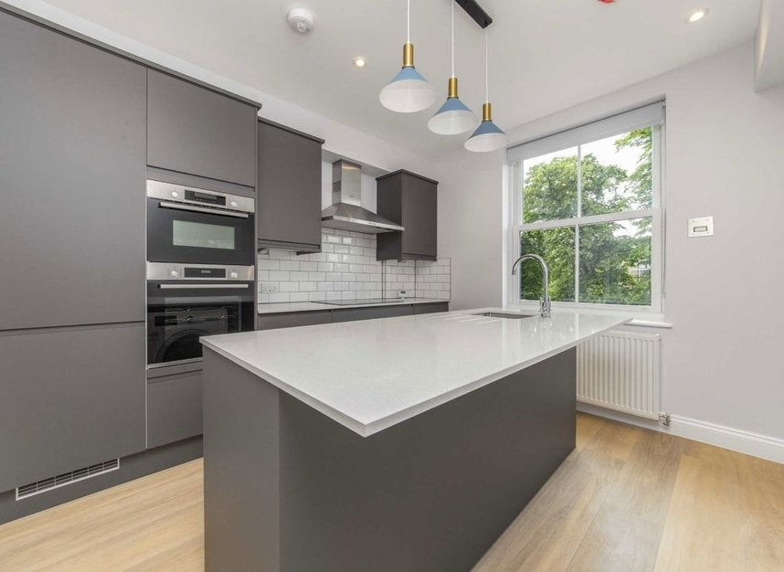 Flat Montpelier Grove in Greater London