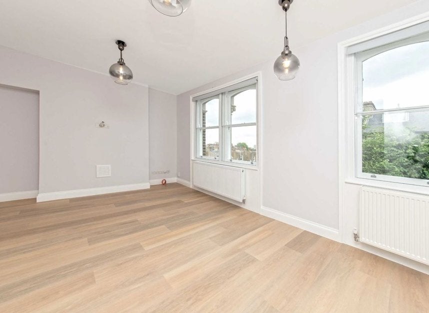 Flat Montpelier Grove in Greater London