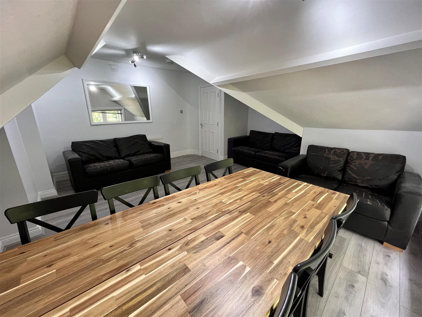 Flat Heol y Bont / Bridge Street in Newcastle Emlyn