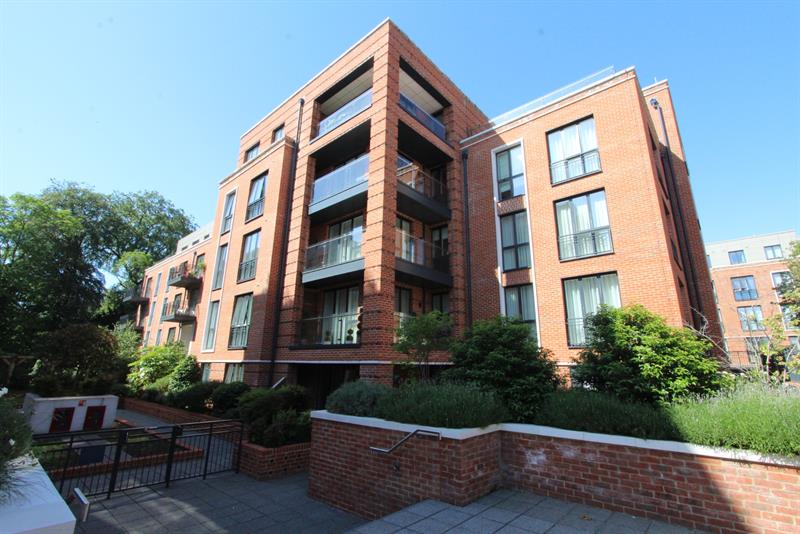 Flat Fellowes Rise in Winchester