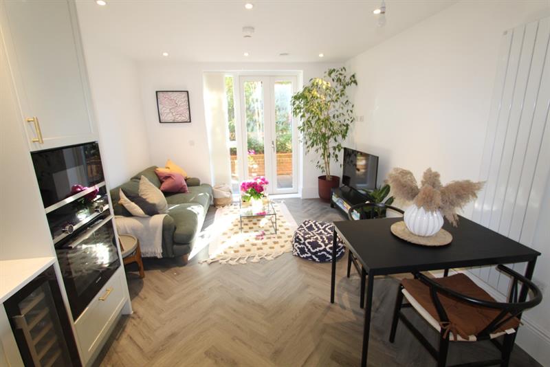 Flat Fellowes Rise in Winchester