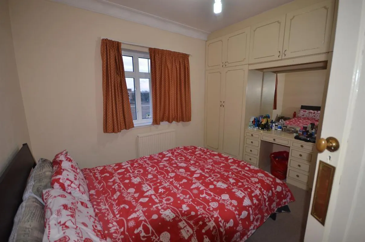 Flat Kings Drive in Greater London